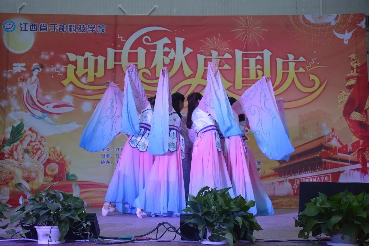于都科技学校2017年“迎中秋 庆国庆”文艺晚会圆满落下帷幕!